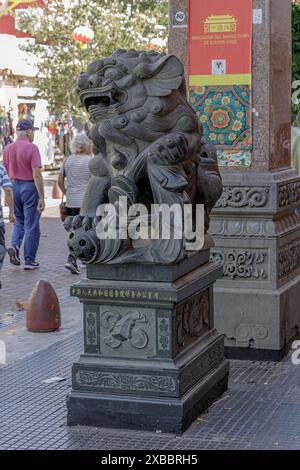 Buenos Aires, Argentinien - 17. März 2024: Löwenskulptur in der Chinatown von Buenos Aires. Stockfoto