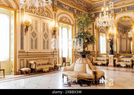 Valencia, Spanien - 1. Mai 2024: Nationalmuseum für Keramik und Dekorative Kunst. Palast des Marquis de dos Aguas. Innenraum des Empfangsraums. Stockfoto