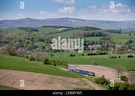 05/2013 Gargrave (westlich von Skipton) 1533xx + 1440xx 2H90 1349 Leeds - Morecambe Stockfoto