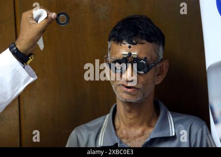 Dhaka, Wari, Bangladesch. Juni 2024. Ein Augenarzt untersucht die Augen eines Patienten während des Free Medical Eye Camp in Urmi Garment Factory für Bekleidungsarbeiter am 11. Juni 2024 in Dhaka, Bangladesch. (Kreditbild: © Habibur Rahman/ZUMA Press Wire) NUR REDAKTIONELLE VERWENDUNG! Nicht für kommerzielle ZWECKE! Stockfoto