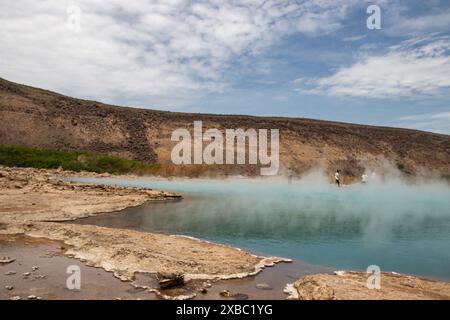 Alolabad Geothermalgebiet in Äthiopien mit surrealer Landschaft mit bunten heißen Quellen, dampfenden Fumarolen und ausbrechenden Salzgeysiren in einem trockenen Afar Stockfoto