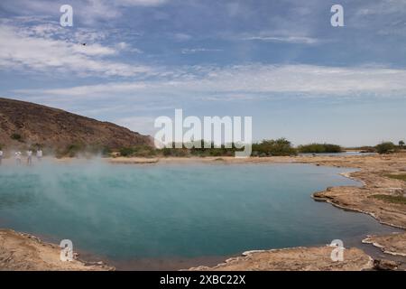 Alolabad Geothermalgebiet in Äthiopien mit surrealer Landschaft mit bunten heißen Quellen, dampfenden Fumarolen und ausbrechenden Salzgeysiren in einem trockenen Afar Stockfoto