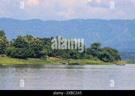 Angeln am Kaptai-See. Dieses Foto wurde aus Kaptai, Rangamati, Bangladesch gemacht. Stockfoto