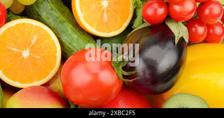 Verschiedene frische reife Früchte und Gemüse. Hintergrund des Lebensmittelkonzepts. Breites Foto. Stockfoto