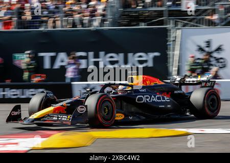 Monte Carlo, Fürstentum Monaco. Mai 2024. Formel 1 Grand Prix de Monaco auf dem Circuit de Monaco in Monte Carlo. Im Bild: Max Verstappen (NLD) von Oracle Red Bull Racing in Red Bull Racing RB20 während des Qualifying im Swimming Pool Chicane © Piotr Zajac/Alamy Live News Stockfoto