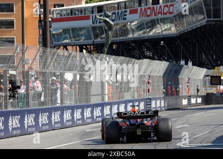 Monte Carlo, Fürstentum Monaco. Mai 2024. Formel 1 Grand Prix de Monaco auf dem Circuit de Monaco in Monte Carlo. Im Bild: Max Verstappen (NLD) von Oracle Red Bull Racing in Red Bull Racing RB20 während des Qualifying im Swimming Pool Chicane © Piotr Zajac/Alamy Live News Stockfoto