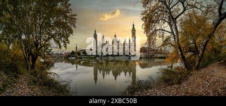 Panoramablick auf die Basilika unserer Lieben Frau von der Säule und den Fluss Ebro von der Steinbrücke in Saragossa bei sunsert Stockfoto