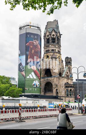 Berlin,10.06.2024,Kaiser-Wilhelm-Gedächtniskirche mit Werbung anlässlich der Fussball EM der Männer in Deutschland adidas *** Berlin,10 06 2024,Kaiser-Wilhelm-Gedächtniskirche mit Werbung anlässlich der Fußball-Europameisterschaft der Herren in Deutschland adidas Stockfoto