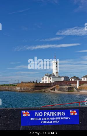 Das blaue Parkverbotsschild an der RNLI Lifeboat Station fordert die Leute auf, nicht auf Stellplätzen zu parken, die für die Crew in der Nähe der Hangbahn reserviert sind. Stockfoto