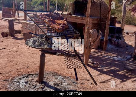 Rustikaler Grill voller Fleisch auf einem Grill. Das Konzept der Leidenschaft für Fleisch im Urlaub im Norden argentiniens Stockfoto