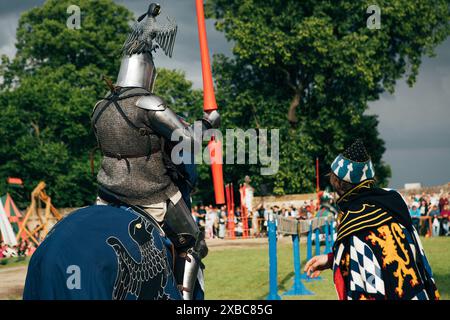 Schloss Červený Kameň, Slowakei - 25. Mai 2024: Menschen in mittelalterlichen Gewändern historische Nachstellung. Rekonstruktionen bieten wertvolle Einblicke in Stockfoto