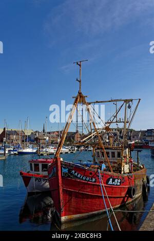 Die Marigold, ein traditionelles hölzernes Fischerboot, das im inneren Hafen von Arbroath vor Anker gebracht wurde und ein wenig Aufmerksamkeit erforderte. Stockfoto