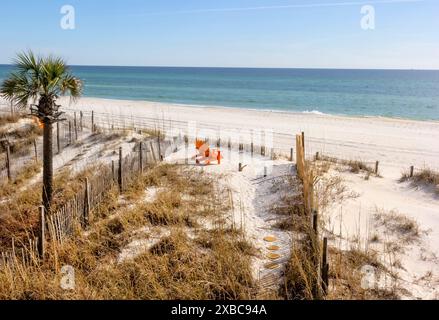 Leeres Paar Adirondack Liegen am Strand in Panama City, Florida Stockfoto