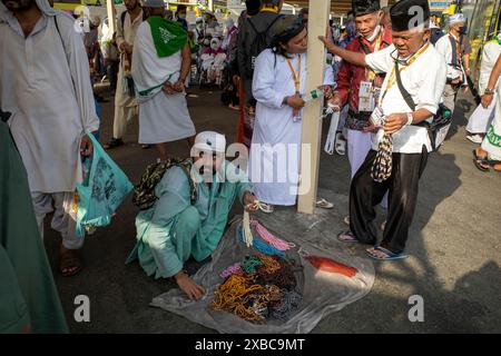 Mekka, Saudi-Arabien - 28. Mai 2024: Ein Verkäufer von Gebetsperlen am Busbahnhof Shib Amir in der Nähe der Al-Haram-Moschee in Mekka, Saudi-Arabien Stockfoto