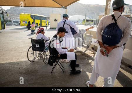 Mekka, Saudi-Arabien - 28. Mai 2024: Ein indonesischer Hajj-Offizier ist im Dienst am Busbahnhof Shib Amir in der Nähe der Al-Haram-Moschee in Mekka, Saudi-Arabien Stockfoto