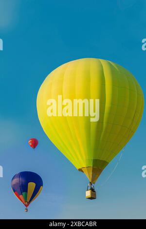 Drei bunte Heißluftballons, die in einem klaren blauen Himmel schweben, Weißrussland, Minsk Stockfoto