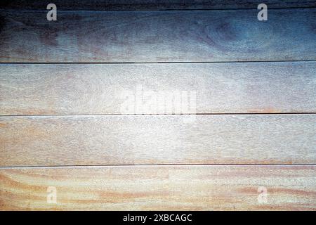 Horizontale Holzdielen mit unterschiedlichen Brauntönen schaffen eine rustikale Textur, Hintergrundbild Stockfoto