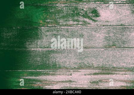 Eine Nahaufnahme verwitterter Holzdielen mit verblasster grüner Farbe, die ein rustikales und Vintage-Aussehen verleiht, Hintergrundbild Stockfoto