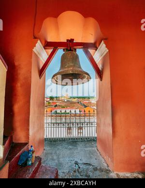 Glockenturm der Kirche La Merced mit Blick auf die Kathedrale in Granada, Nicaragua Stockfoto