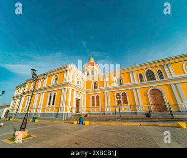 Blick auf eine farbenfrohe Kolonialkirche. Architektonische Details einer farbenfrohen Kolonialkathedrale Stockfoto