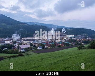 Voestalpine-Stahlwerk im Bezirk Donawitz, bekannt für die erste Anwendung des Linz-Donawitz-Verfahrens für die Stahlproduktion, Leoben, Steiermark Stockfoto