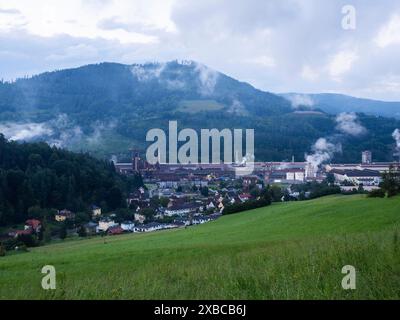 Voestalpine-Stahlwerk im Bezirk Donawitz, bekannt für die erste Anwendung des Linz-Donawitz-Verfahrens für die Stahlproduktion, Leoben, Steiermark Stockfoto