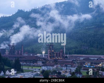 Voestalpine-Stahlwerk im Bezirk Donawitz, bekannt für die erste Anwendung des Linz-Donawitz-Verfahrens für die Stahlproduktion, Leoben, Steiermark Stockfoto