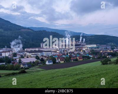 Voestalpine-Stahlwerk im Bezirk Donawitz, bekannt für die erste Anwendung des Linz-Donawitz-Verfahrens für die Stahlproduktion, Leoben, Steiermark Stockfoto