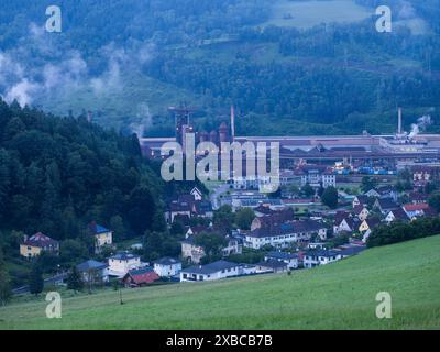 Voestalpine-Stahlwerk im Bezirk Donawitz, bekannt für die erste Anwendung des Linz-Donawitz-Verfahrens für die Stahlproduktion, Leoben, Steiermark Stockfoto