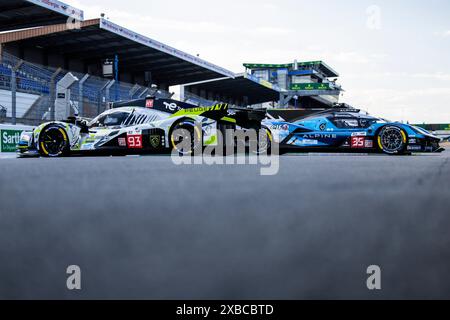 Le Mans, Frankreich. Juni 2024. 93 VERGNE Jean-Eric (fra), JENSEN Mikkel (dnk), MÜLLER Nico (SWI), Peugeot TotalEnergies, Peugeot 9x8 #93, Hypercar, FIA WEC, 35 MILESI Charles (fra), HABSBURG-Lothringen Ferdinand (aut), CHATIN Paul-Loup (fra), Alpine Endurance Team #35, Alpine A424, Hypercar, FIA WEC, Ambiance während der 2024 24 Stunden von Le Mans, 4. Runde der FIA World Endurance Championship 2024, auf dem Circuit des 24 Heures du Mans, am 11. Juni 2024 in Le Mans, Frankreich - Foto Julien Delfosse/DPPI Credit: DPPI Media/Alamy Live News Stockfoto