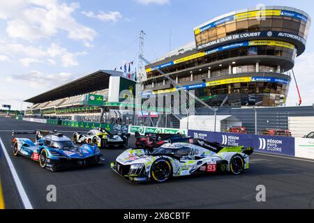 Le Mans, Frankreich. Juni 2024. 93 VERGNE Jean-Eric (fra), JENSEN Mikkel (dnk), MÜLLER Nico (SWI), Peugeot TotalEnergies, Peugeot 9x8 #93, Hypercar, FIA WEC, 36 VAXIVIERE Matthieu (fra), SCHUMACHER Mick (ger), LAPIERRE Nicolas (fra), Alpine Endurance Team, Alpine A424 #36, Hypercar, FIA WEC, Ambiente während der 24 Stunden von Le Mans 2024, 4. Runde der FIA-Langstrecken-Weltmeisterschaft 2024, auf dem Circuit des 24 Heures du Mans, am 11. Juni 2024 in Le Mans, Frankreich - Foto Julien Delfosse/DPPI Credit: DPPI Media/Alamy Live News Stockfoto