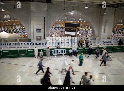 Mekka, Saudi-Arabien - 28. Mai 2024: Kaaba, wo Pilger von Hajj und Umrah Thawaf aufführen, mit einem Uhrenturm im Hintergrund. Hajj 2024. Stockfoto