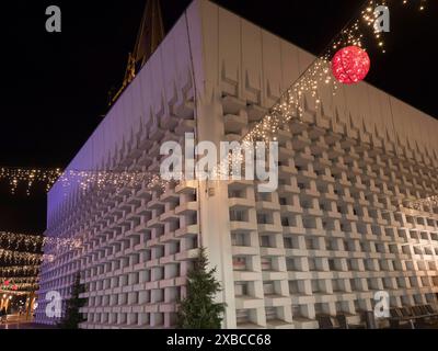 Ein modernes Gebäude mit Weihnachtsdekoration und Feenlichtern, hängender roter Ball, bei Nacht, Ahaus, Münsterland, Nordrhein-Westfalen, Deutschland Stockfoto