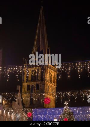 Stadt beleuchtet bei Nacht mit Weihnachtslichtern und einem großen Turm im Hintergrund, Ahaus, Münsterland, Nordrhein-Westfalen, Deutschland Stockfoto