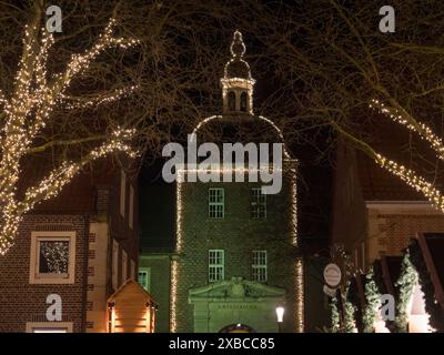 Ein altes Gebäude bei Nacht, festlich mit Feenlichtern umrahmt, stimmungsvoll beleuchtet, Ahaus, Münsterland, Nordrhein-Westfalen, Deutschland Stockfoto