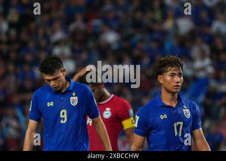 Bangkok, Thailand. Juni 2024. Suphanat Mueanta #17 und Supachai Chaided #9 aus Thailand wurden während des Qualifikationsspiels der Gruppe C zur FIFA-Weltmeisterschaft 2026 zwischen Thailand und Singapur im Rajamangala National Stadion im Einsatz gesehen. Endpunktzahl; Thailand 3:1 Singapur. Quelle: SOPA Images Limited/Alamy Live News Stockfoto