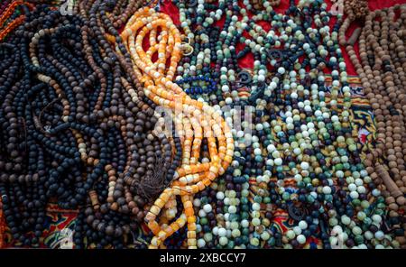 Tasbih, muslimische Gebetsperlen in verschiedenen Mustern und Farben, in Mekka, Saudi-arabien. Stockfoto