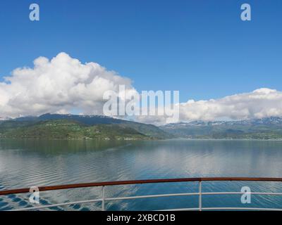 Unberührter See mit ruhigem Wasser und Bergen im Hintergrund, klarem blauem Himmel und Wolken, Eidfjoerd, Norwegen, Skandinavien Stockfoto