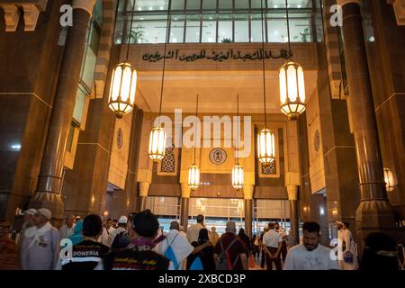 Mekka, Saudi-Arabien - 28. Mai 2024: Muslimische Pilger in der Großen Moschee von Mekka, Saudi-Arabien, in der Hajj-Saison. Stockfoto