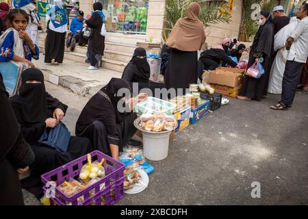 Mekka, Saudi-Arabien - 28. Mai 2024: Traditionelle indonesische Lebensmittelverkäufer in Mekka während der Hajj-Saison Stockfoto