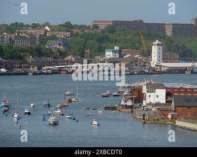 Hafen mit vielen Booten und Gebäuden im Hintergrund unter blauem Himmel, newcastle upon thyne, england, Großbritannien Stockfoto