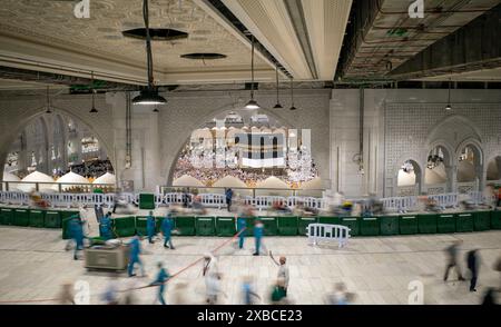 Mekka, Saudi-Arabien - 28. Mai 2024: Kaaba, wo Pilger von Hajj und Umrah Thawaf aufführen, mit einem Uhrenturm im Hintergrund. Hajj 2024. Stockfoto