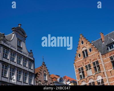 Historische Gebäude mit aufwendig verzierten Giebeln unter klarem blauen Himmel, Brügge, Flandern, Belgien Stockfoto