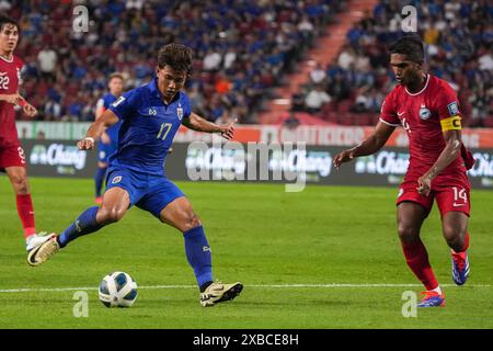 Bangkok, Thailand. Juni 2024. Suphanat Mueanta #17 aus Thailand und Hariss Harun #14 aus Singapur wurden während des Qualifikationsspiels der Gruppe C der FIFA-Weltmeisterschaft 2026 zwischen Thailand und Singapur im Rajamangala National Stadion in Aktion genommen. Endpunktzahl; Thailand 3:1 Singapur. (Foto: Peerapon Boonyakiat/SOPA Images/SIPA USA) Credit: SIPA USA/Alamy Live News Stockfoto