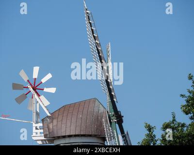 Detaillierte Ansicht einer traditionellen Windmühle vor einem klaren blauen Himmel, Ditzum, rheiderland, Niedersachsen, Deutschland Stockfoto