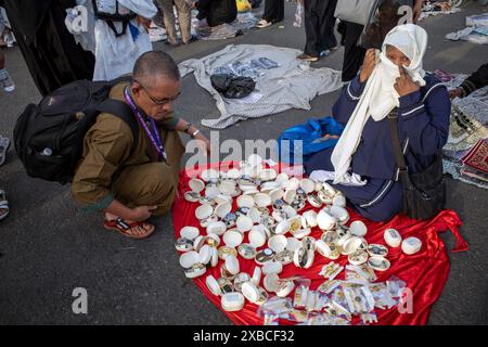 Mekka, Saudi-Arabien - 31. Mai 2024: Eine Frau, die Uhren am Busbahnhof Shib Amir in der Nähe der Al-Haram-Moschee verkauft. Stockfoto
