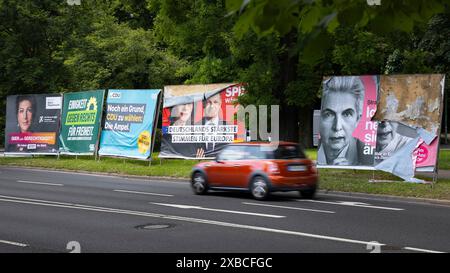 Wahlplakate der Parteien Allianz Sahra Wagenknecht, Grüne, CDU, SPD und FDP stehen am Rande einer Straße in Frankfurt am Main auf der Straße Stockfoto