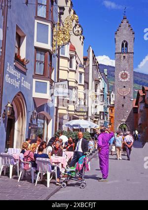 Hauptstraße mit Glockenturm in Vipiteno, Sterzing, in der Region Trentino-Südtirol, Südtirol, Italien, Europa. Gescannte 4, 5x6 Objektträger Stockfoto