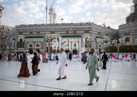 Mekka, Saudi-Arabien - 31. Mai 2024: Hajj und Umrah pilgern aus aller Welt in der Nähe von Masjidil Haram, der Großen Moschee in Mekka. Hajj 2024. Stockfoto