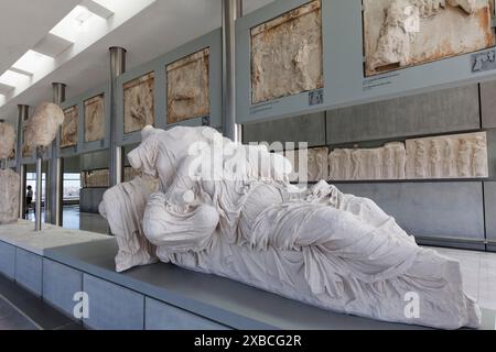 Liegende Figur aus dem östlichen Giebel des Parthenon, Wiederaufbau, Akropolis-Museum, Architekt Bernard Tschumi, Athen, Griechenland Stockfoto